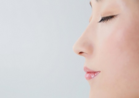 鼻尖を細くすっきりとさせます